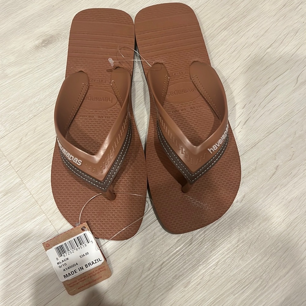 New Havaianas flip flops. Size 9/10. These could be unisex.